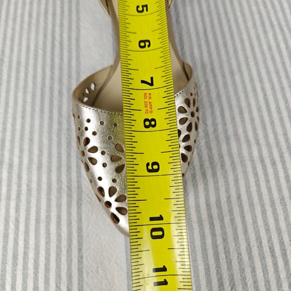 Isaac Mizrahi Live Gold Flower Cut Out Leather Flats Size 7M NEW - Picture 9 of 11